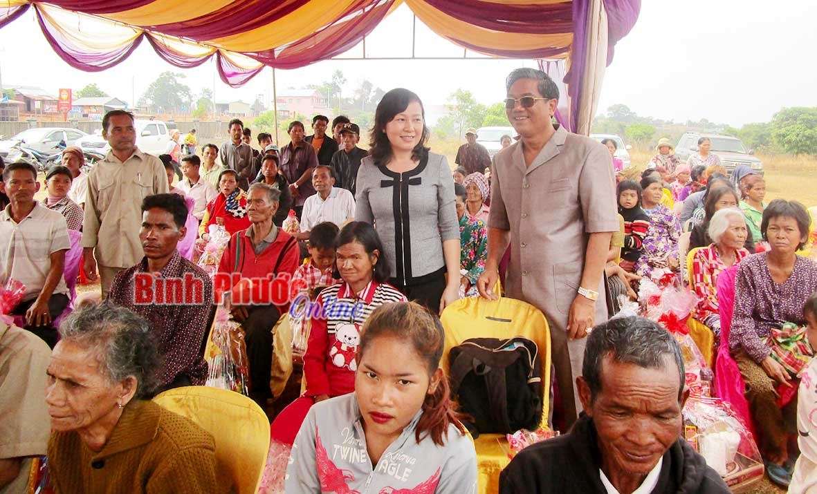 Tặng qu&agrave; v&agrave; thuốc y tế cho huyện &Ocirc; Răng