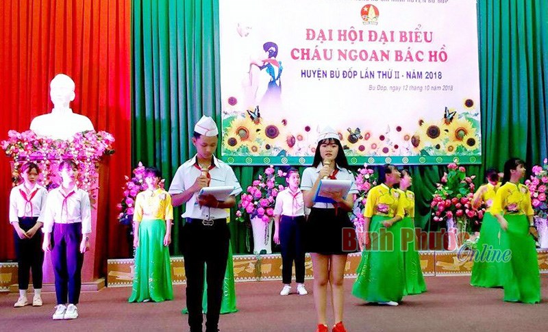 Đinh T&uacute; B&igrave;nh xứng danh ch&aacute;u ngoan B&aacute;c Hồ