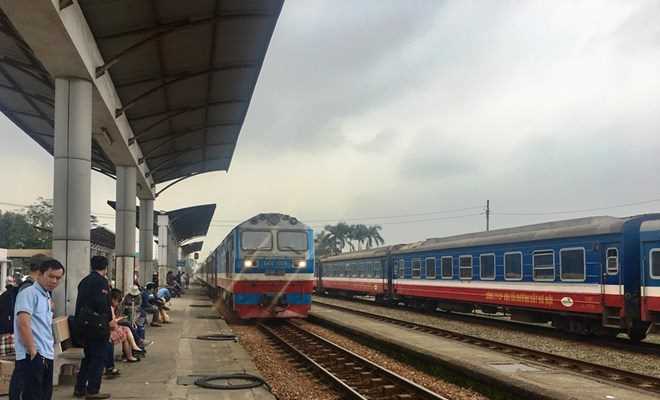 Tàu khách bị trật bánh, đường sắt Bắc-Nam tê liệt nhiều giờ
