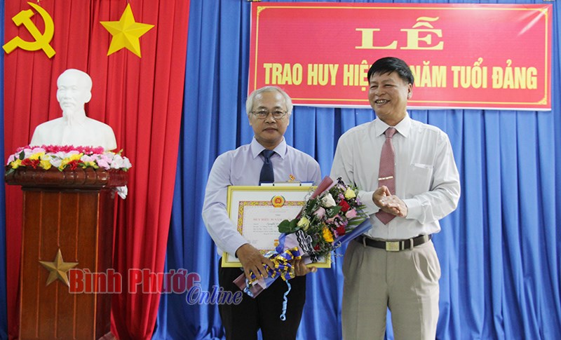 Chi bộ UBMTTQVN tỉnh trao Huy hiệu 30 năm tuổi Đảng cho đảng vi&ecirc;n