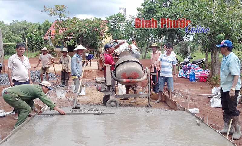 Phú Riềng: Phối hợp vận động làm hơn 37,2km đường nông thôn