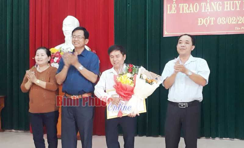 Đồng Xo&agrave;i trao Huy hiệu Đảng cho 13 đảng vi&ecirc;n