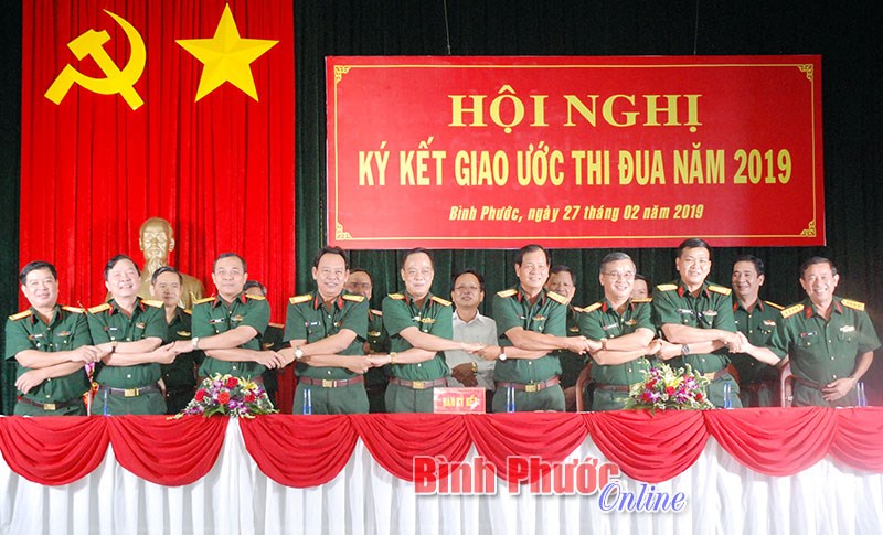 Khối qu&acirc;n sự địa phương Qu&acirc;n khu 7 k&yacute; kết giao ước thi đua 2019