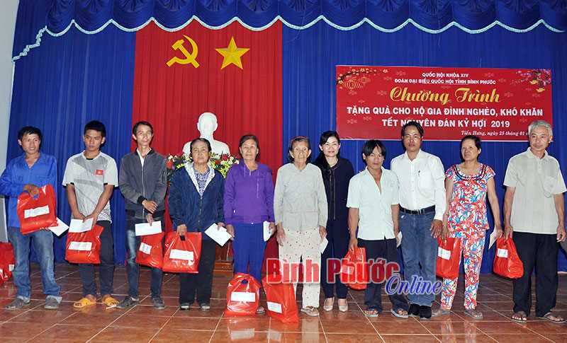 Đoàn đại biểu Quốc hội tỉnh tặng 150 phần quà cho hộ nghèo