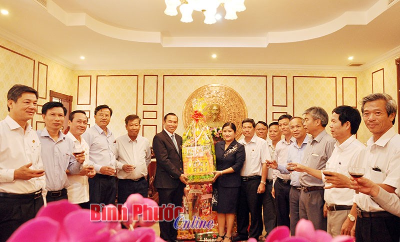 Tập đo&agrave;n C&ocirc;ng nghiệp cao su Việt Nam ch&uacute;c tết l&atilde;nh đạo tỉnh