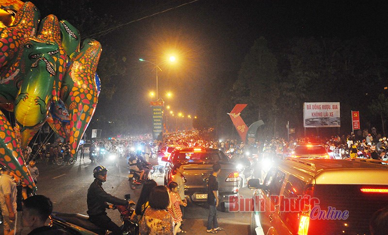 Hàng ngàn người dân đến dự đêm hội giao thừa "Bình Phước chào xuân Kỷ Hợi 2019"