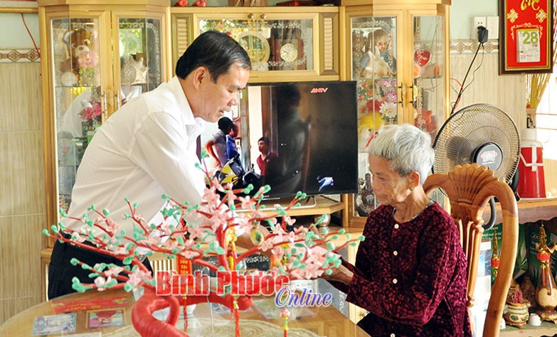 Vận động 9.349 phần quà tết tặng các đối tượng