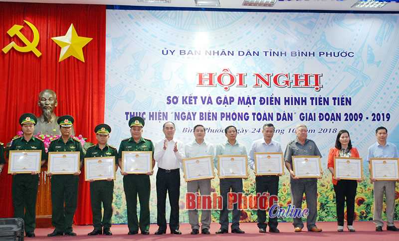 Năm 2018, c&oacute; 3.299 tập thể v&agrave; c&aacute; nh&acirc;n được UBND tỉnh tặng bằng khen