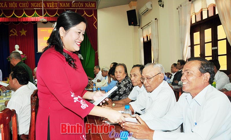 Họp mặt gi&agrave; l&agrave;ng, người c&oacute; uy t&iacute;n ti&ecirc;u biểu trong đồng b&agrave;o DTTS