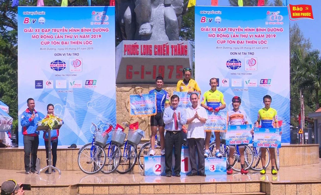 [Video] Trao giải chặng 1 giải xe đạp phong trào Truyền hình Bình Dương