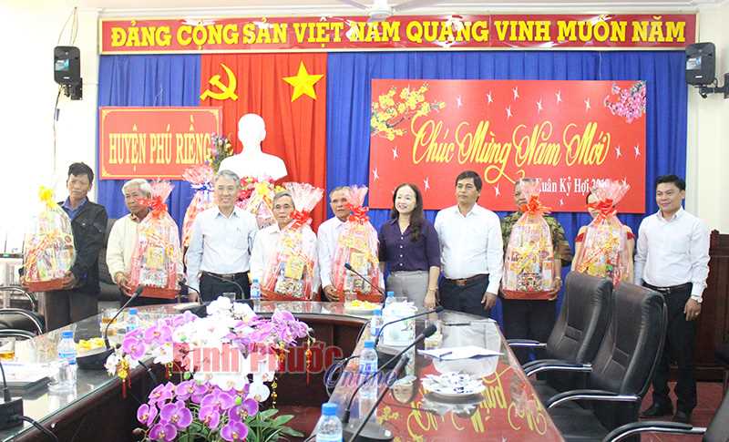 Gặp mặt, ch&uacute;c tết c&aacute;c gi&agrave; l&agrave;ng, người c&oacute; uy t&iacute;n ti&ecirc;u biểu