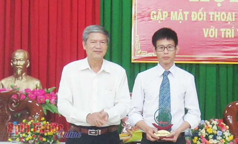 Gặp người đoạt giải nhất cuộc thi thiết kế biểu trưng Đồng Xo&agrave;i