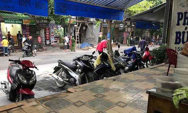 Nghi bị bỏ b&ugrave;a, thầy c&uacute;ng truy s&aacute;t 4 người rồi cắt cổ tay tự tử