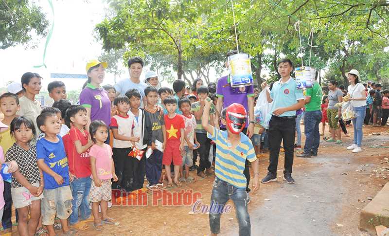 Học sinh điểm lẻ Trường tiểu học Phú Sơn được tặng quà