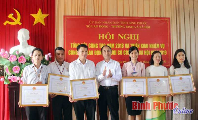 Hơn 16,8 tỷ đồng tặng đối tượng ch&iacute;nh s&aacute;ch, người c&oacute; c&ocirc;ng