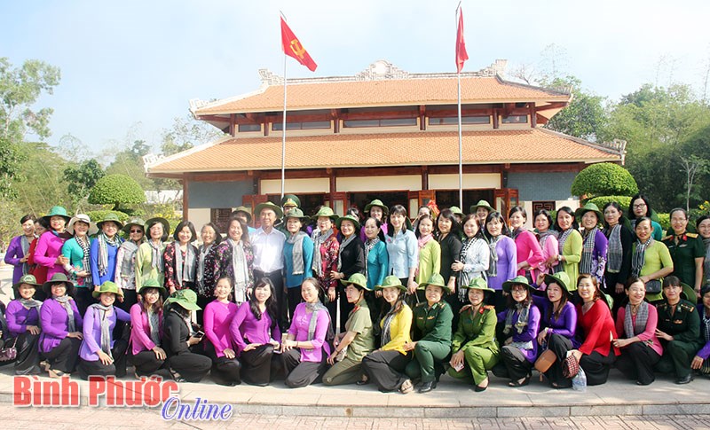 Họp mặt c&aacute;n bộ hội phụ nữ qua c&aacute;c thời kỳ