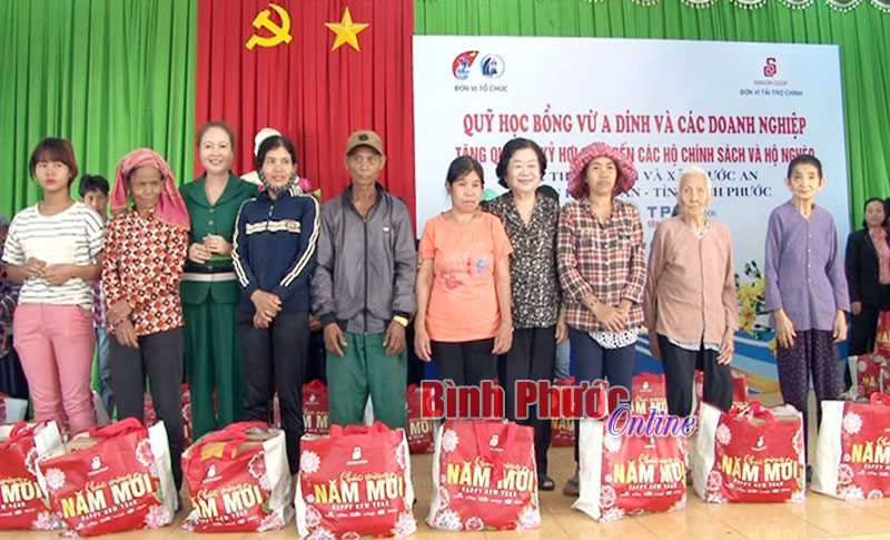 Nguy&ecirc;n Ph&oacute; chủ tịch nước Trương Mỹ Hoa tặng qu&agrave; tết gia đ&igrave;nh ch&iacute;nh s&aacute;ch