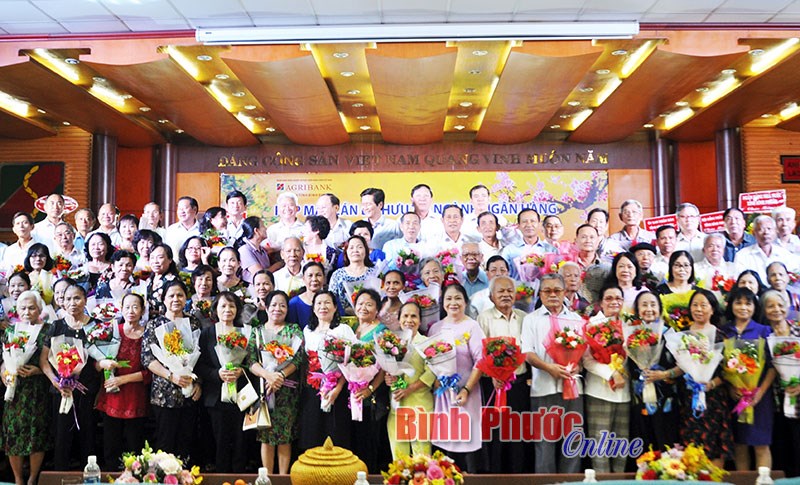 Họp mặt c&aacute;n bộ hưu tr&iacute; ng&agrave;nh ng&acirc;n h&agrave;ng