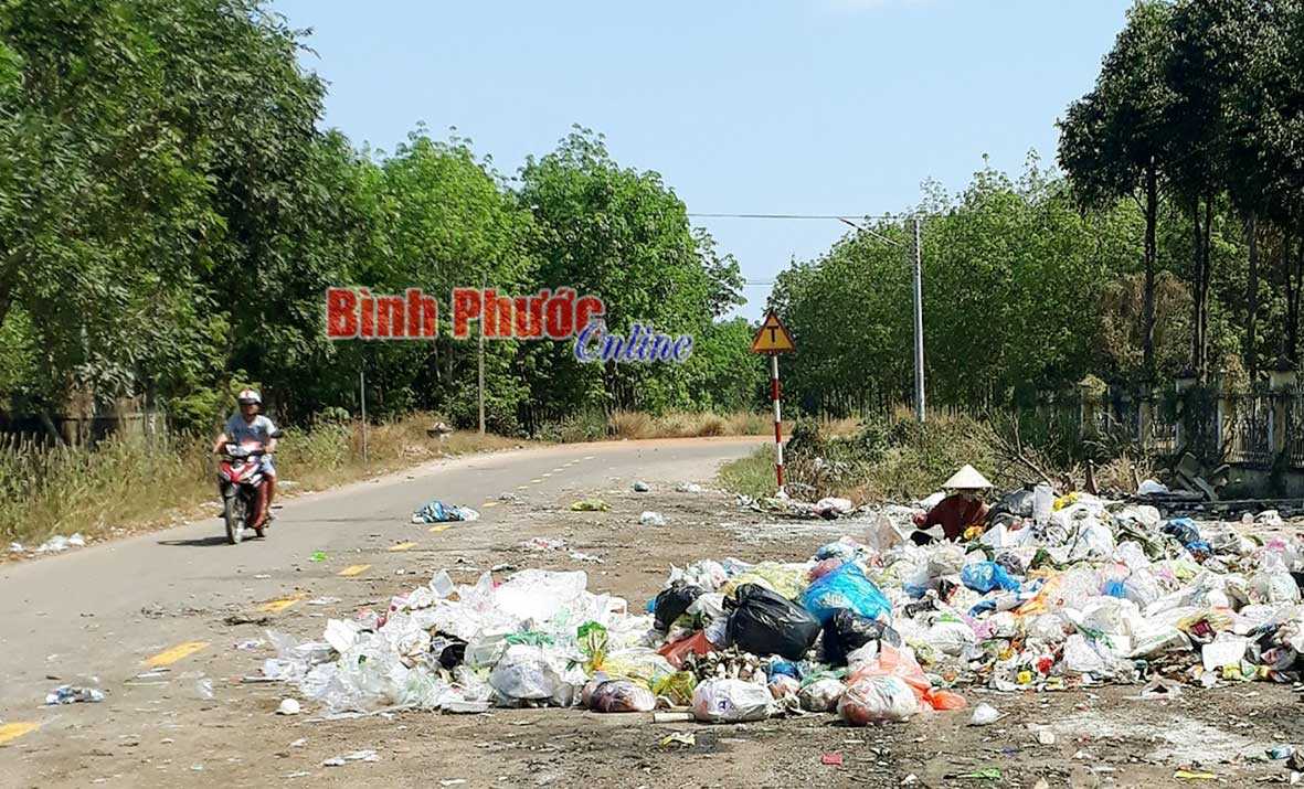 Rác lấn đường, gây ô nhiễm