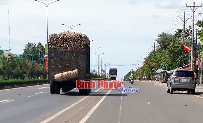 Xe máy kéo tung hoành trên quốc lộ