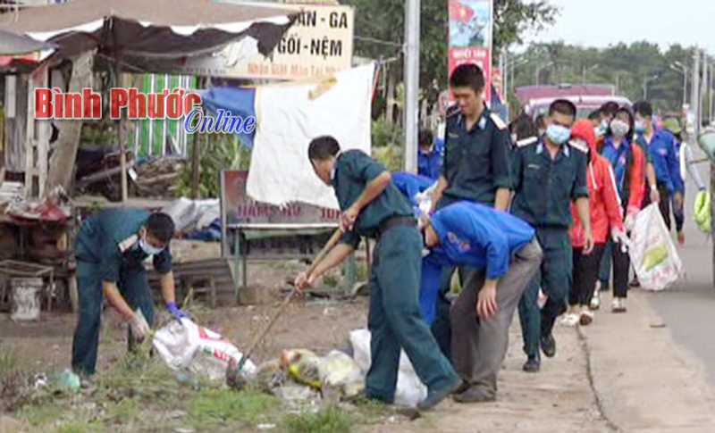 Tuổi trẻ Chơn Thành ra quân vệ sinh môi trường