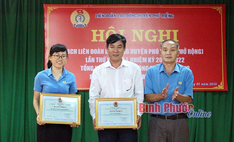 C&ocirc;ng đo&agrave;n huyện Ph&uacute; Riềng tặng 6 &ldquo;M&aacute;i ấm c&ocirc;ng đo&agrave;n&rdquo;