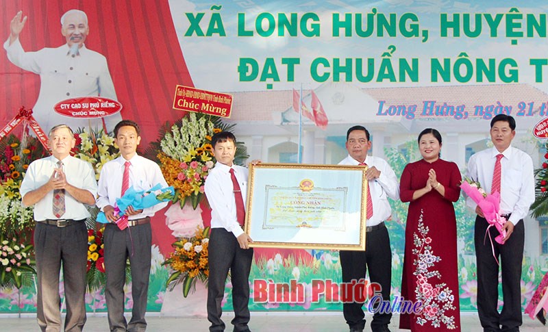 Long Hưng đón bằng công nhận đạt chuẩn NTM
