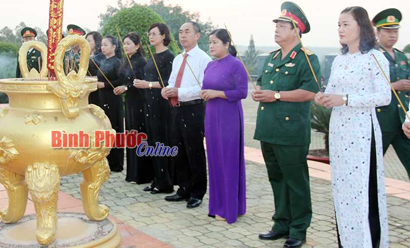 Viếng nghĩa trang liệt sĩ nh&acirc;n kỷ niệm 44 năm Ng&agrave;y giải ph&oacute;ng B&igrave;nh Phước