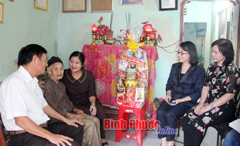 L&atilde;nh đạo tỉnh tặng qu&agrave; tết người ngh&egrave;o, gia đ&igrave;nh ch&iacute;nh s&aacute;ch