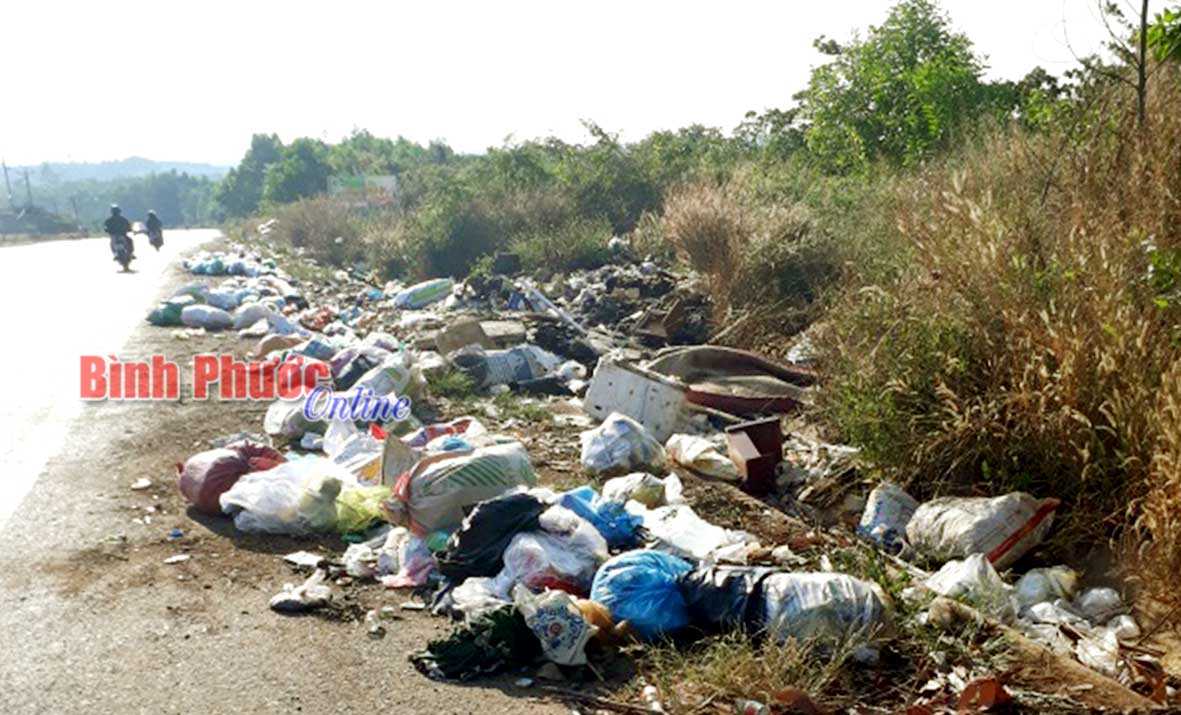 Ô nhiễm quốc lộ vì rác