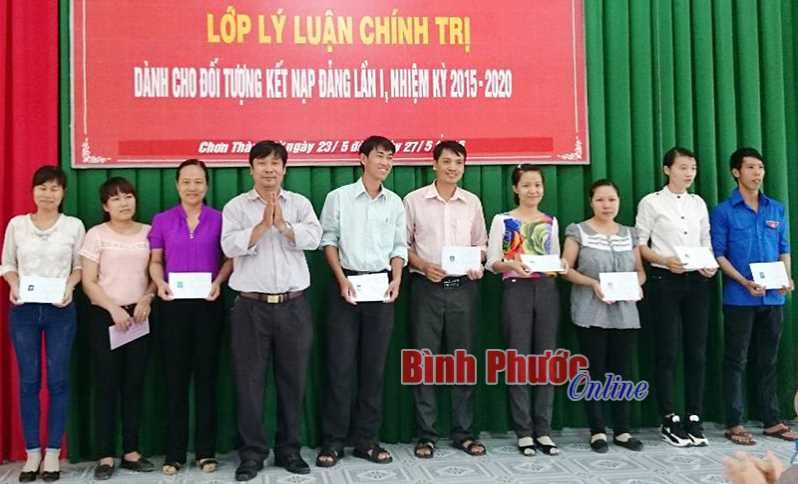 Chơn Th&agrave;nh n&acirc;ng cao chất lượng c&ocirc;ng t&aacute;c ph&aacute;t triển đảng