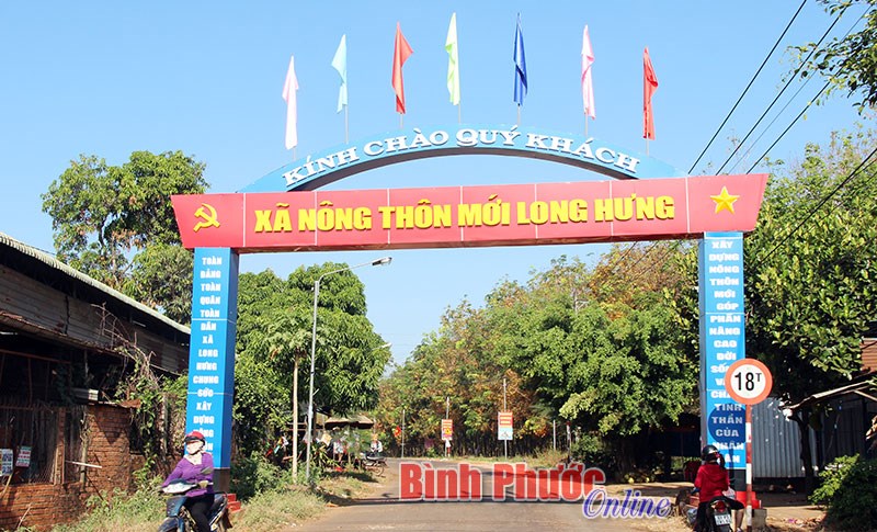 Long Hưng về đ&iacute;ch n&ocirc;ng th&ocirc;n mới