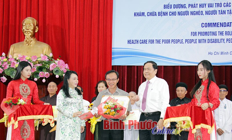 Biểu dương 35 tập thể, c&aacute; nh&acirc;n t&ocirc;n gi&aacute;o l&agrave;m tốt c&ocirc;ng t&aacute;c chăm s&oacute;c sức khỏe&nbsp;