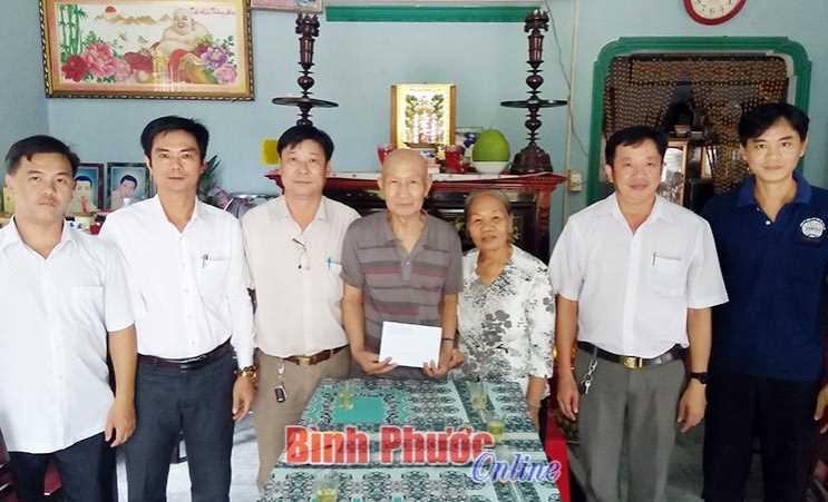 Hỗ trợ kinh phí 2 đảng viên khó khăn, mắc bệnh hiểm nghèo