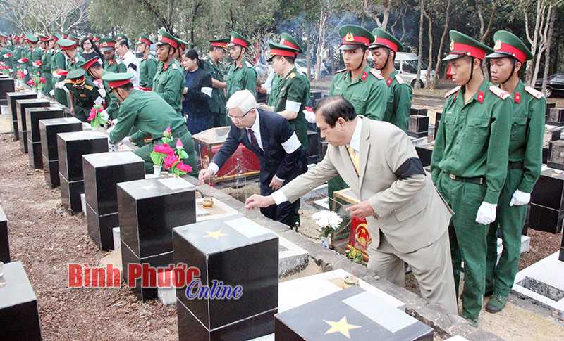 Viếng nghĩa trang, truy điệu v&agrave; an t&aacute;ng 44 h&agrave;i cốt liệt sĩ