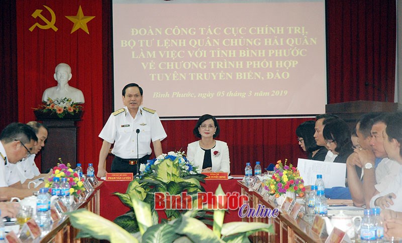 Đo&agrave;n c&ocirc;ng t&aacute;c Cục Ch&iacute;nh trị Bộ tư lệnh Hải qu&acirc;n l&agrave;m việc tại B&igrave;nh Phước