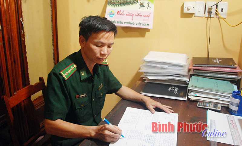 Nh&acirc;n vi&ecirc;n quản l&yacute; tận tụy với c&ocirc;ng việc