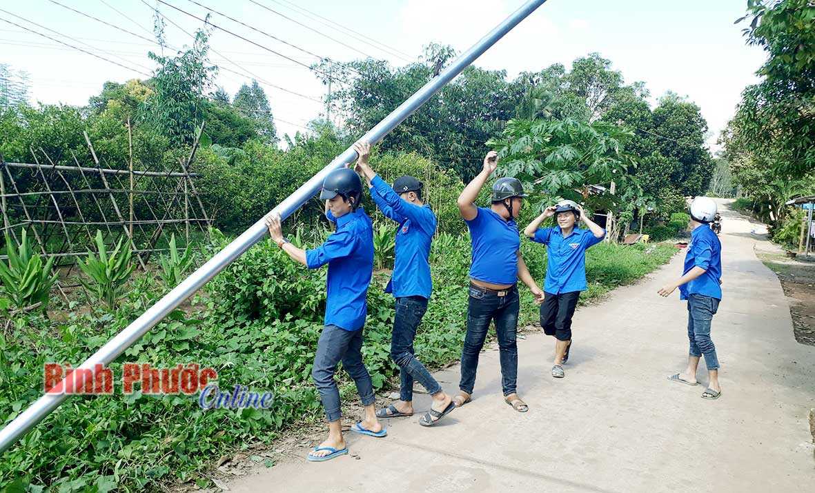 Thanh niên Đồng Xoài thắp sáng tuyến đường