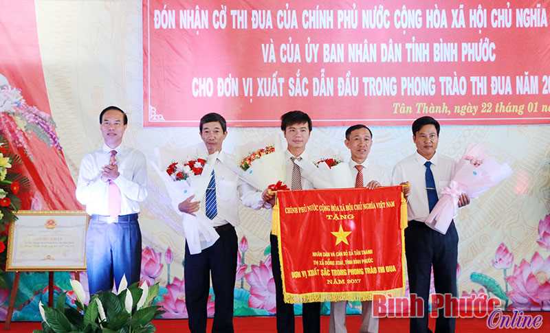 T&acirc;n Th&agrave;nh nhận cờ thi đua của Ch&iacute;nh phủ