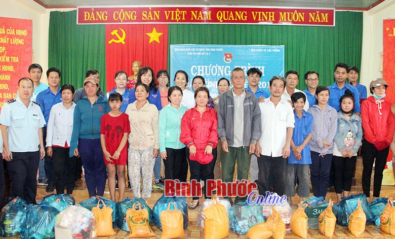 160 hộ ngh&egrave;o v&agrave; trẻ em x&atilde; Lộc Thạnh được tặng qu&agrave; tết