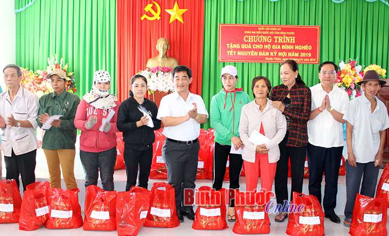 Đo&agrave;n đại biểu Quốc hội tỉnh tặng qu&agrave;, ch&uacute;c tết hộ ngh&egrave;o, c&aacute;n bộ, chiến sĩ