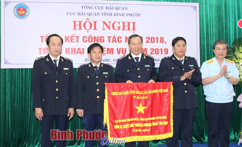 Cục Hải quan tỉnh nhận cờ thi đua của Ch&iacute;nh phủ
