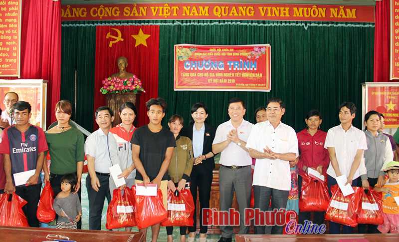 Đo&agrave;n đại biểu Quốc hội tỉnh thăm, tặng qu&agrave; tết