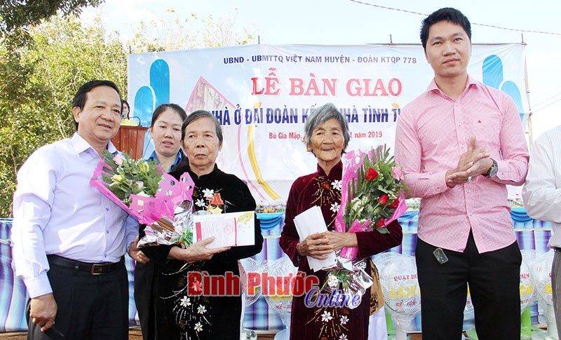 Bù Gia Mập bàn giao nhà đại đoàn kết, nhà tình thương cho hộ nghèo