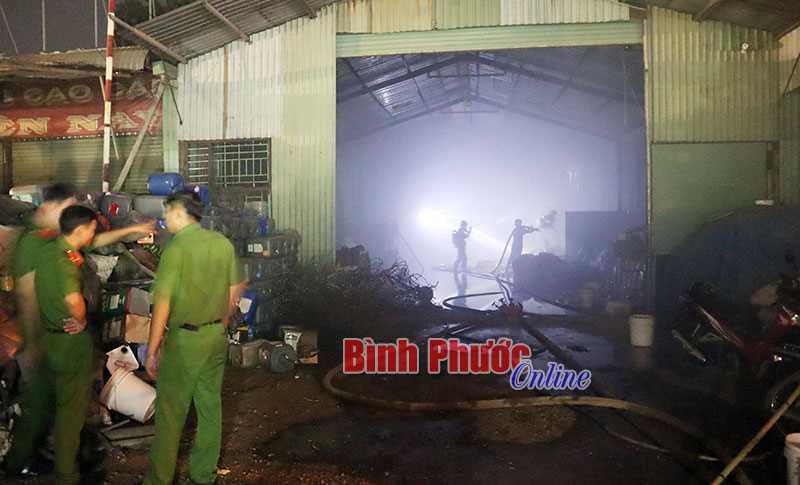 Cháy kho phế liệu trên đường ĐT741