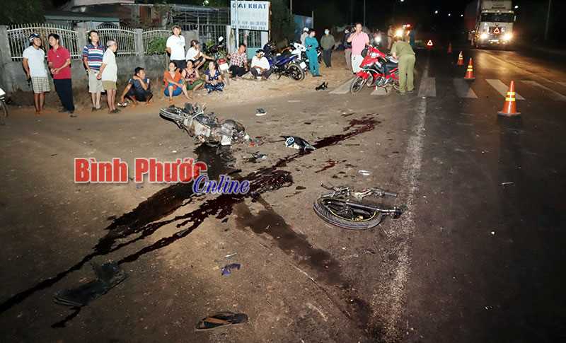 Xe m&aacute;y t&ocirc;ng xe ben, 2 người tử vong