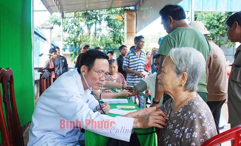 Khám bệnh, cấp thuốc miễn phí cho 300 lượt người nghèo xã Đa Kia