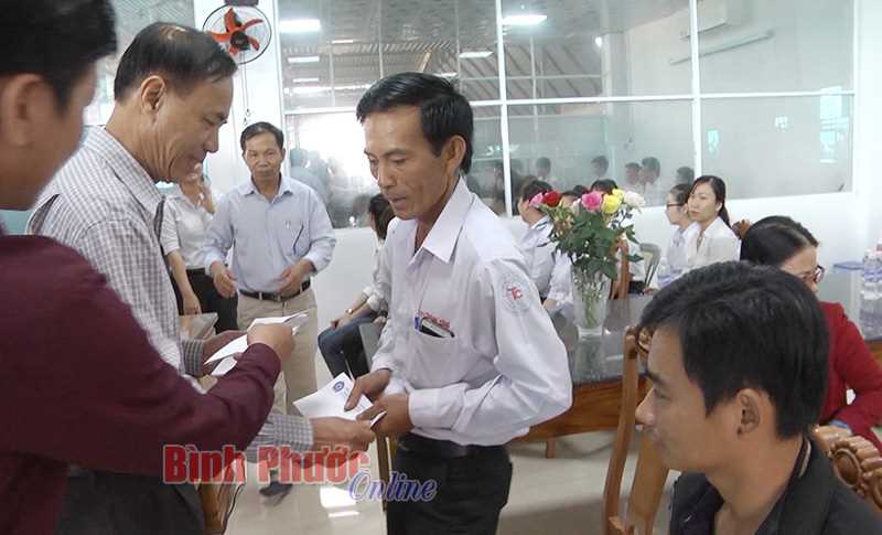 LĐLĐ th&agrave;nh phố Đồng Xo&agrave;i: 200 phần qu&agrave; tặng đo&agrave;n vi&ecirc;n c&ocirc;ng đo&agrave;n kh&oacute; khăn