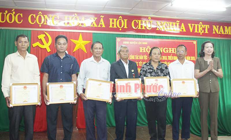 Lộc Ninh c&oacute; 62 gi&agrave; l&agrave;ng ti&ecirc;u biểu, người uy t&iacute;n 