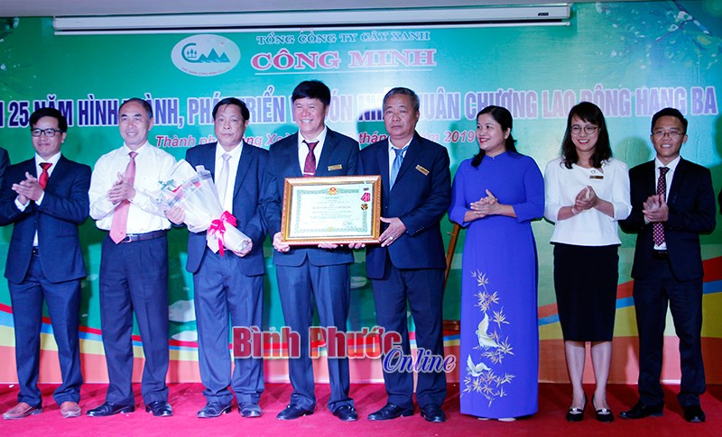 Công ty TNHH Cây xanh Công Minh đón nhận Huân chương Lao động hạng Ba